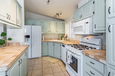 Welcoming Kitchen & Newer Appliances