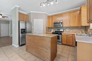 Kitchen with appliances with stainless steel fini