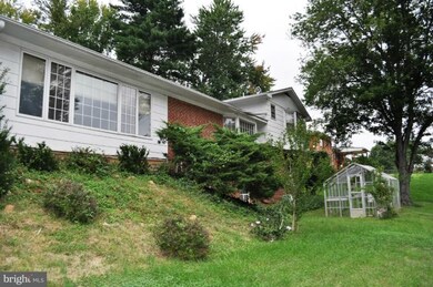 903 Fairway Dr NE, Vienna, VA 22180 - photo 4