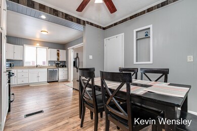 Eating area to kitchen