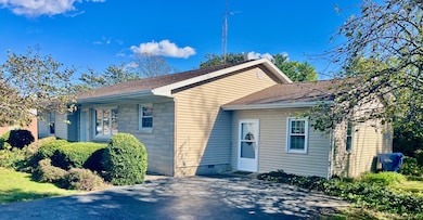 911 W Main St, Carmi, IL 62821 - photo 2