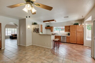 03 2834 N Yucca St Family Room & Kitchen