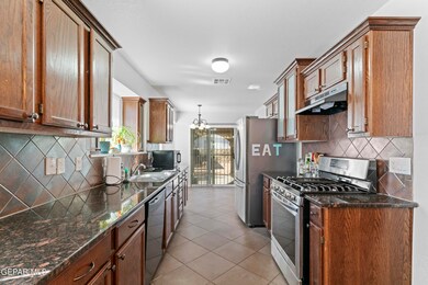 832 Desert Cactus Dr, Horizon City, TX 79928 - photo 4