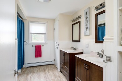 BATHROOM WITH DOUBLE SINKS