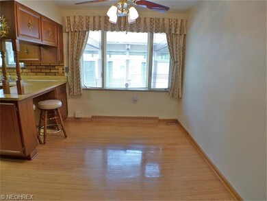 dining area off kitchen,