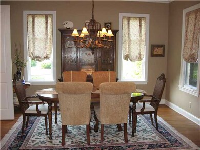 12'x15'  DR perfect for entertaining!  Big furnitu