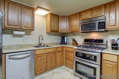 Remodeled kitchen w/stainless appliances