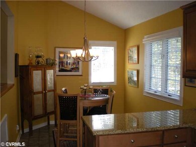 Kitchen - Cheery eat in area