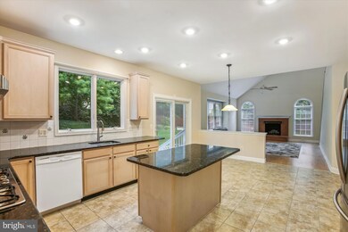 12718 Autumn Crest Dr, Herndon, VA 20171 - photo 5