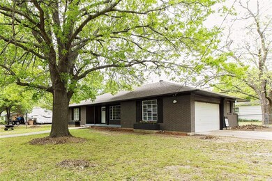 1219 N Howeth St, Gainesville, TX 76240 - photo 3