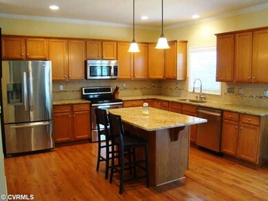 Kitchen - Gorgeous cabinetry with crown molding & 
