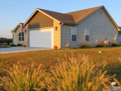 4368 Glen View Dr, Manhattan, KS 66502 - photo 2