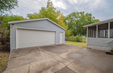 3673 67th St, Urbandale, IA 50322 - photo 5