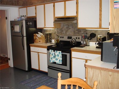 All appliances stay in this beautiful eat-in kitch