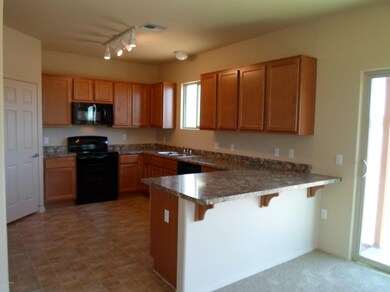 OPEN KITCHEN WITH PENINSULA.