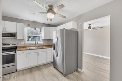 1217 Castle Dr, Jacksonville, NC 28546 - photo 6