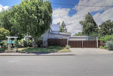 1102 SW Bridge St, Grants Pass, OR 97526 - photo 3