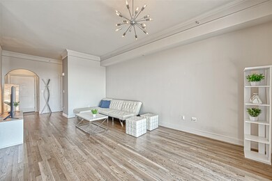 10' ceilings and wide open spaces make this home f