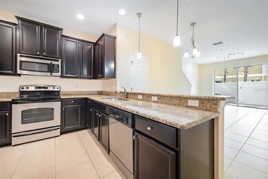 Kitchen -Breakfast barw/Pendant lights