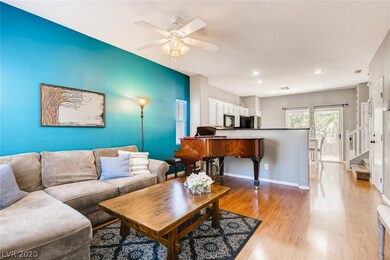 Living Room/Front