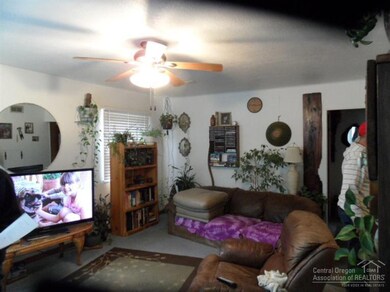 143 SW 10th St, Redmond, OR 97756 - photo 3