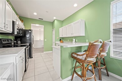 Kitchen featuring kitchen peninsula, a breakfast b