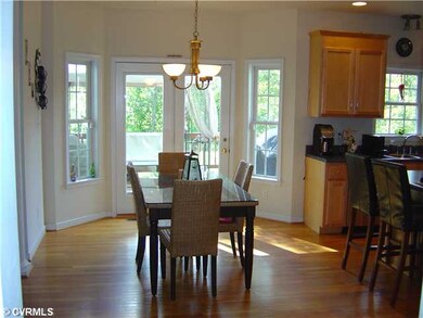 Kitchen - Eat in area, new fixtures, bay window!!