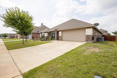 1161 Sapphire Ln, Burleson, TX 76058 - photo 2