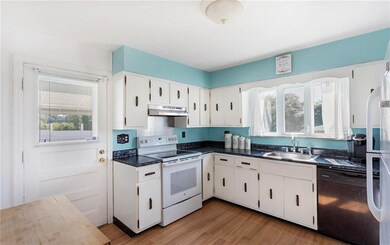 Lots of Kitchen Cabinets and Counterspace!