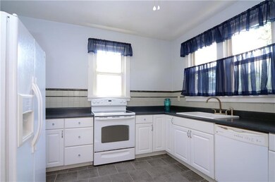 ENJOY COOKING IN THIS AWESOME KITCHEN WITH PLENTY 