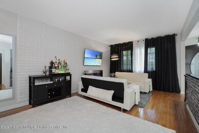 (4) entry foryer living room