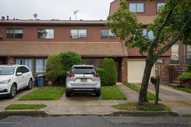 9 Pamela Ln unit 129, Staten Island, NY 10304 - photo 2