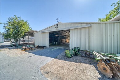 Horse stable - 4 stalls + feed & tack