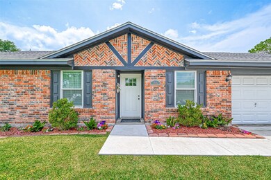 1902 Tracy Lynn Ln, Alvin, TX 77511 - photo 3