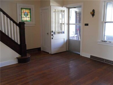 Entry/Foyer.