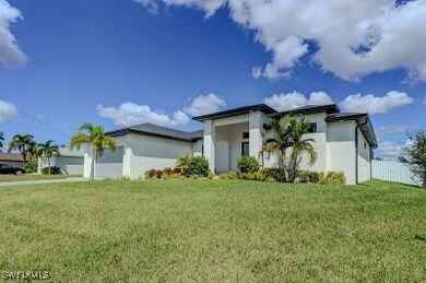 View of front facade featuring a front yard