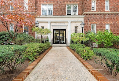 Winthrop Apartments unit 2-D, Forest Hills, NY 11375 - photo 2