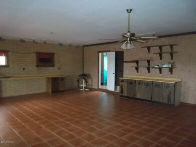 large family room w/tiled floor