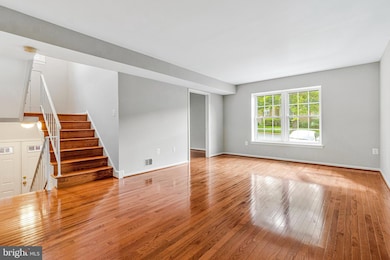 8020 Sleepy View Ln, Springfield, VA 22153 - photo 6