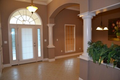 118 Leonine Hollow 05 Foyer & Formal Di