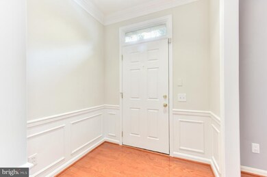 1728 Kingsgate Ct, Alexandria, VA 22302 - photo 2