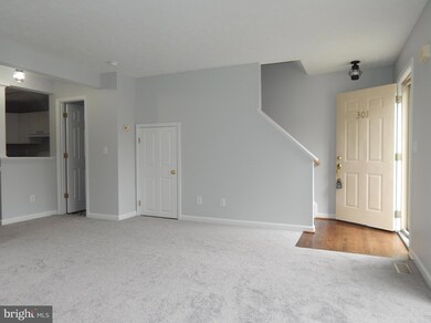 301 Sutton Ct, Winchester, VA 22601 - photo 5