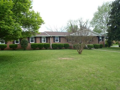 300 Fairlane Dr, Shelbyville, TN 37160 - photo 2