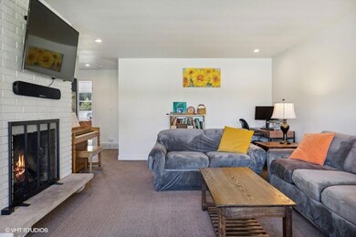 05_123EJeffersonSt_165_LivingRoom_LowRes