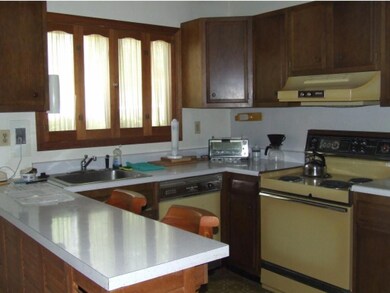 SPACIOUS KITCHEN W/WD CABINETS