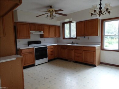 nice eat in kitchen, stove stays
