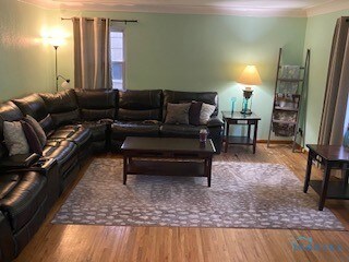 Hardwood floors throughout, beautiful spacious liv