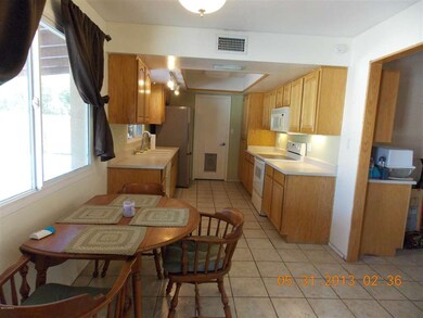 KITCHEN  W EATING AREA
