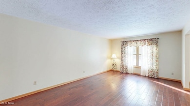 8305 Pebble Creek Ct, Chagrin Falls, OH 44023 - photo 3