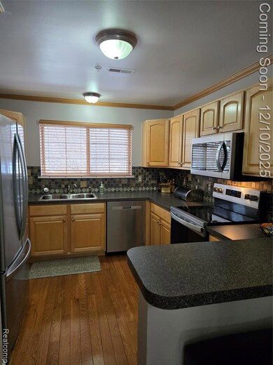 16984 Farmington Rd unit 11, Livonia, MI 48154 - photo 4
